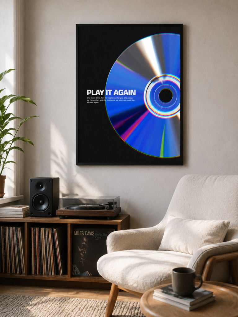 L'affiche murale imprimable PLAY IT AGAIN est présentée comme pièce maîtresse sombre d'un mur de galerie lumineux, accompagnée d'affiches bleu clair, d'un banc en chêne, d'un coussin en lin, de livres et d'une petite enceinte en dessous.