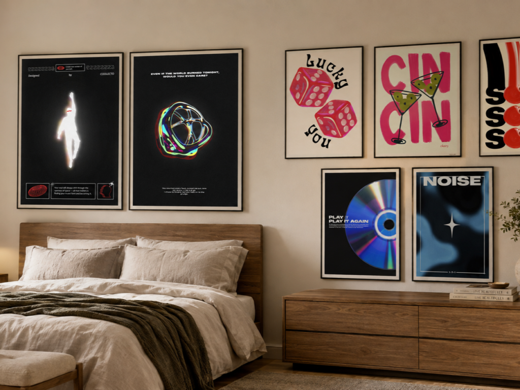 Chambre moderne ornée de sept posters Coolecto encadrés de styles différents, notamment abstrait, graphique, ludique et sombre.